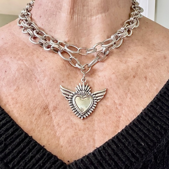 Chunky gold statement Gold Heart Pendant Necklace - Picture 11 of 13